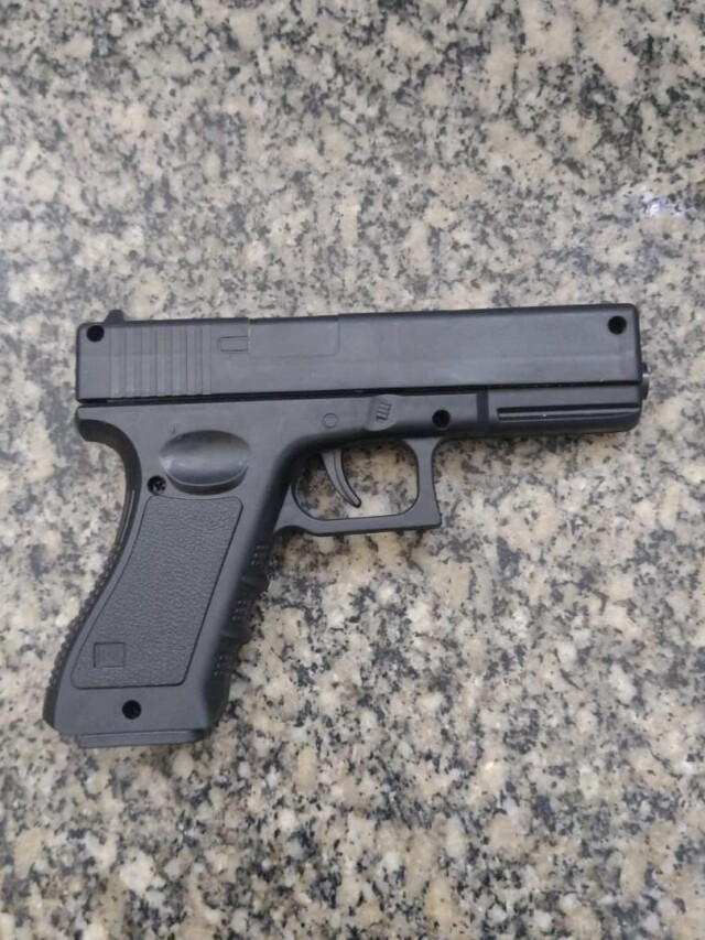 Ao chegar ao local, os policiais encontraram o suspeito com um simulacro de pistola na cintur. (Foto: Divulgação) 