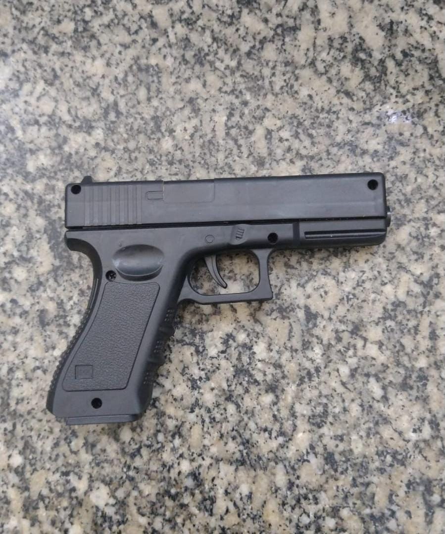 Ao chegar ao local, os policiais encontraram o suspeito com um simulacro de pistola na cintur. (Foto: Divulgação) Ao chegar ao local, os policiais encontraram o suspeito com um simulacro de pistola na cintur. (Foto: Divulgação)