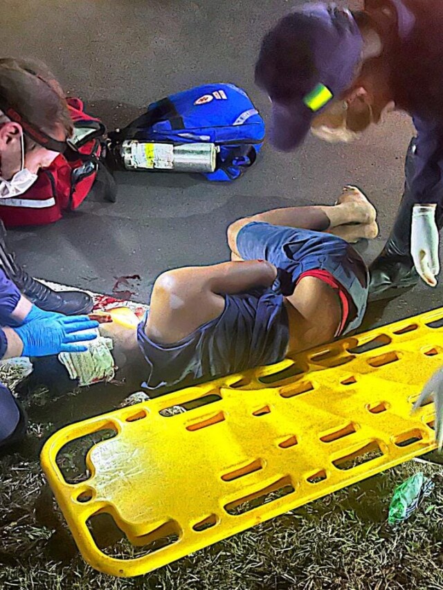 Momento em que uma das vítimas é atendida pelo Samu (Foto: Divulgação) 