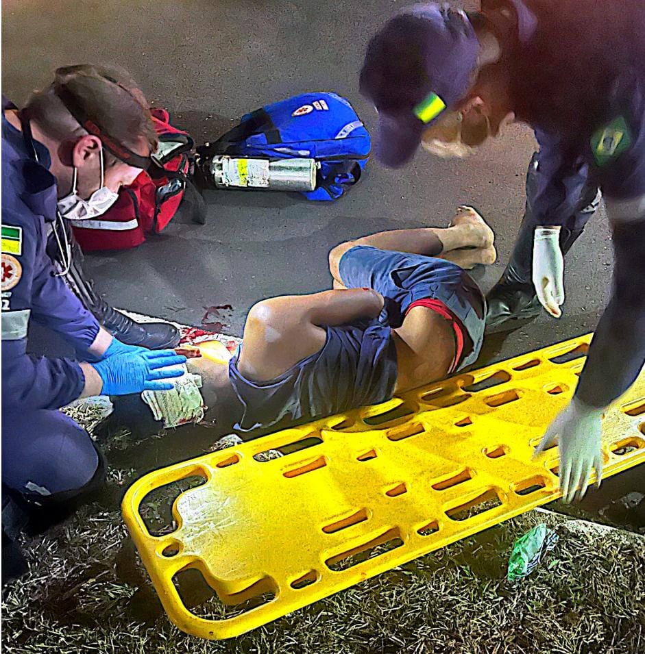 Momento em que uma das vítimas é atendida pelo Samu (Foto: Divulgação) Momento em que uma das vítimas é atendida pelo Samu (Foto: Divulgação)