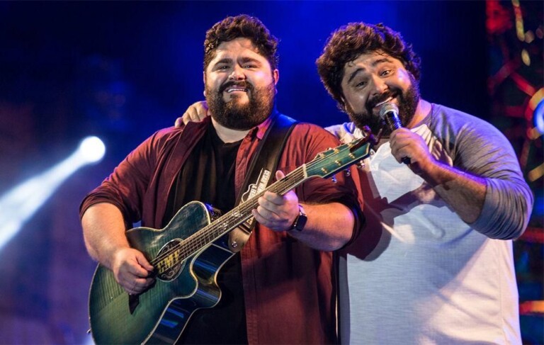 A dupla sertaneja de sucesso, conduzirá o principal show da noite. (Foto: Reprodução/Internet)