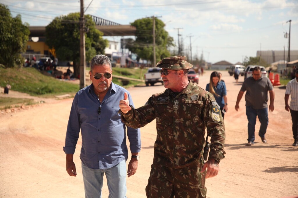 O senador esteve no abrigo da Operação Acolhida ao lado da aduana e acompanhou o andamento dos militares do Exército e das ONGs. (Foto: reprodução) O senador esteve no abrigo da Operação Acolhida ao lado da aduana e acompanhou o andamento dos militares do Exército e das ONGs. (Foto: reprodução)