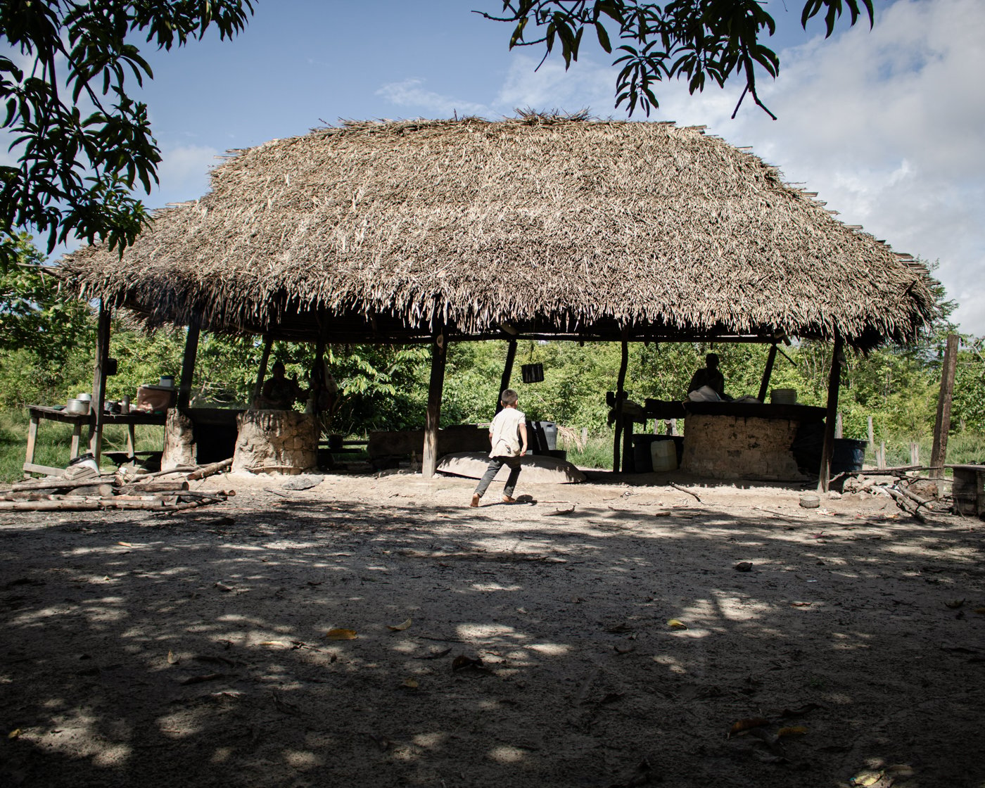 Fornos para torra de farinha da família da tuxaua da comunidade Novo Paraíso. Foto: Amanda Magnani.