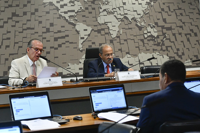 Mesa da Comissão de Relações Exteriores do Senado com o senador e relator Chico Rodrigues nesta quinta-feira (Foto: Geraldo Magela/Agência Senado) Mesa da Comissão de Relações Exteriores do Senado com o senador e relator Chico Rodrigues nesta quinta-feira (Foto: Geraldo Magela/Agência Senado)