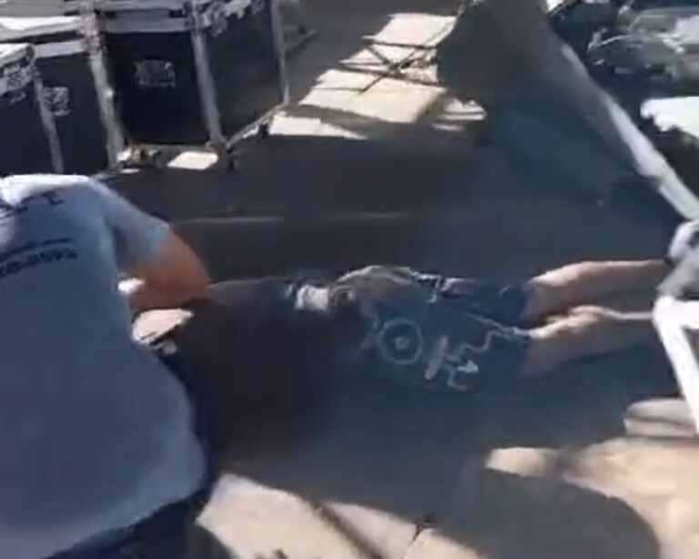 Placa teria se desprendido do conjunto que compõe o telão. (Foto: reprodução/vídeo)