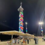 O Mirante Edileusa Lóz está enfeitado como uma árvore de Natal. (Foto: Adriele Lima/FolhaBV)