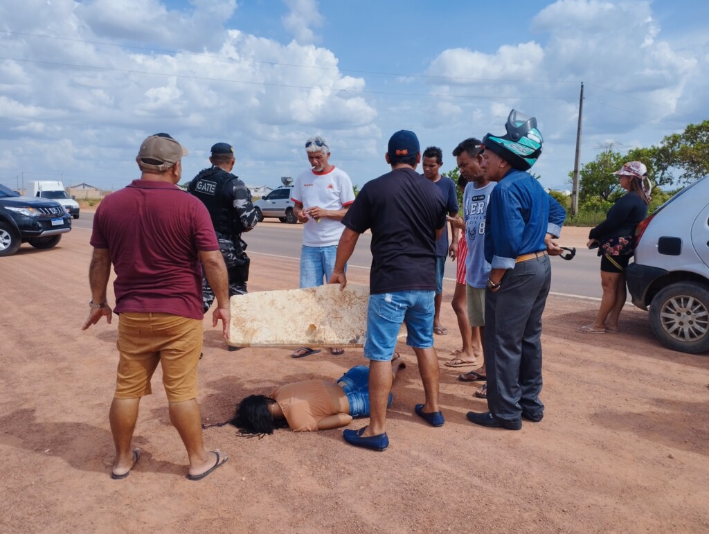 Momento em que a jovem é atendida pelo Samu (Foto: Reprodução/Aldenio Soares)