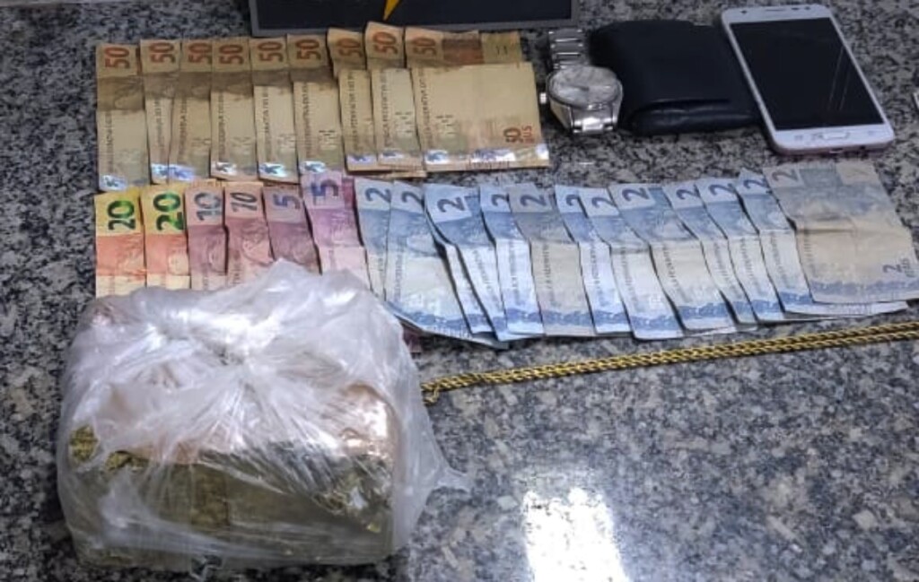Três jovens são presos com 'supermaconha', dinheiro e balança de precisão Três jovens são presos com 'supermaconha', dinheiro e balança de precisão