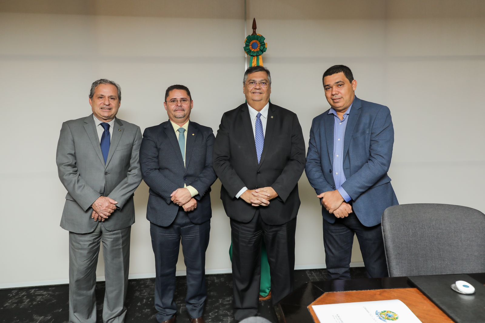 Deputados Albuquerque (federal) e Soldado Sampaio (estadual) com ministro Flávio Dino (Foto: Divulgação)