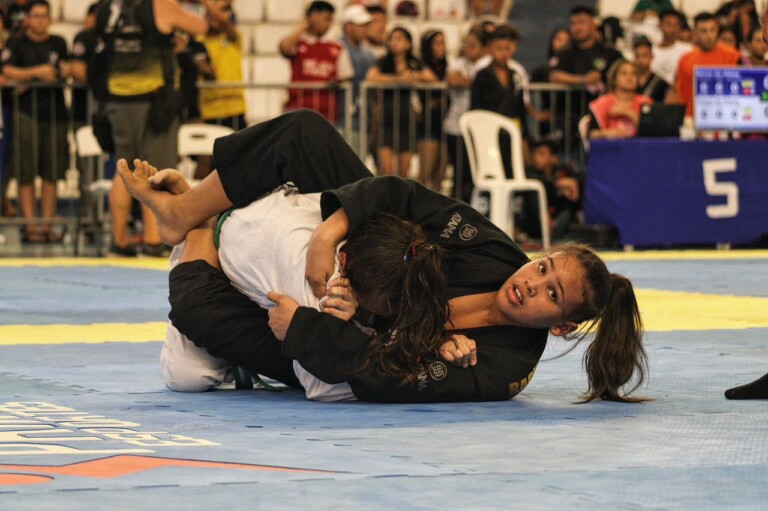 A lutadora roraimense Mônica Letícia em atuação no jiu-jítsu (Foto: Arquivo pessoal)
