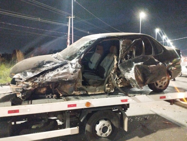 Carro teve a lateral destruída após o acidente (Foto: Reprodução/Aldenio Soares)