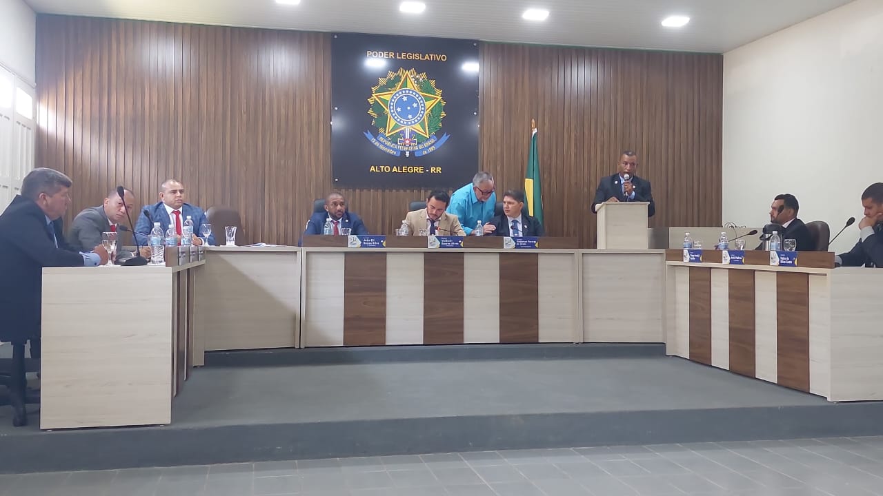 Sessão da Câmara Municipal de Alto Alegre que empossa Valdenir Magrão no cargo de prefeito interino (Foto: Divulgação)