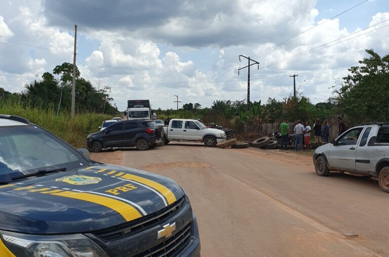 Rodovia foi bloqueada no km 153, em São Luiz. (Foto: reprodução/PRF)