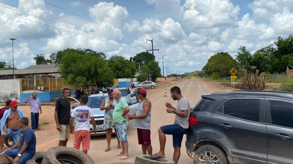 A barreira, criada com pneus e caminhonetes, está localizada no km 153 da BR 210. (Foto: reprodução) A barreira, criada com pneus e caminhonetes, está localizada no km 153 da BR 210. (Foto: reprodução)