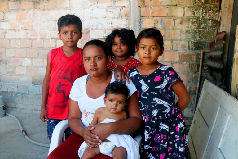 Ellen Lima junto com seus filhos 

(Foto: Wenderson Cabral/ FolhaBV)