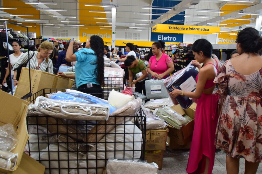 Consumidores esperam na fila desde às 5 da manhã para aproveitar promoções (Foto: Nilzete Franco/FolhaBV) Consumidores esperam na fila desde às 5 da manhã para aproveitar promoções (Foto: Nilzete Franco/FolhaBV)