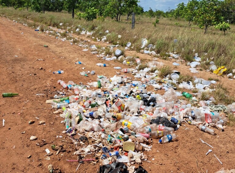 Moradores destacam a presença de pratos descartáveis, copos, garrafas e outros resíduos - Foto: Reprodução/Redes Sociais