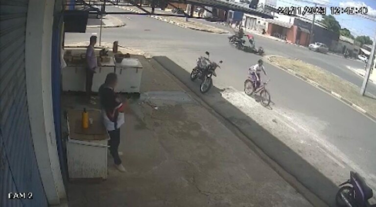 a imagem, os motociclistas são arremessados devido o impacto. (Foto: reprodução/Vídeo)