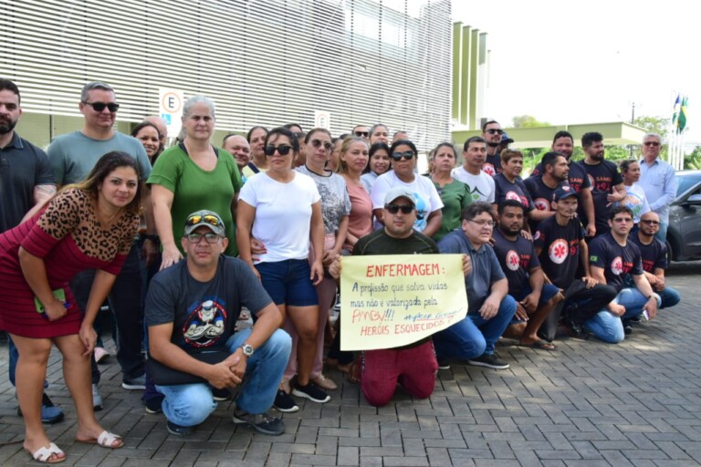 Na segunda-feira, dezenas de servidores da Saúde aguardavam fim de reunião em frente à sede da Prefeitura de Boa Vista (Foto: Nilzete Franco/FolhaBV)