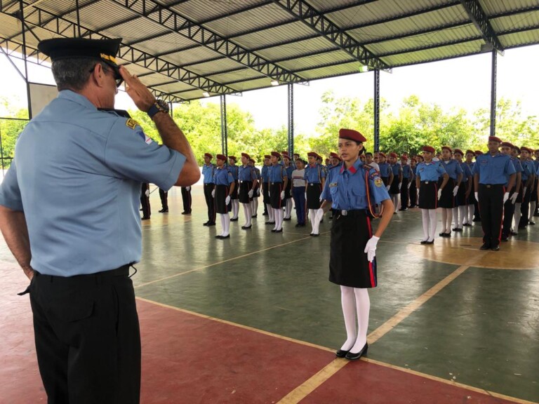 Gestor administrativo do CEM Ovídio, tenente-coronel Júlio César e a recém-promovida aluna coronel Naielly Lins