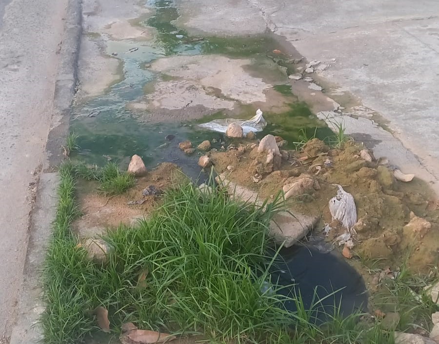 A situação estaria acontecendo há dias mesmo já tendo entrado em contato com a Caer. (Foto: arquivo pessoal/moradores) A situação estaria acontecendo há dias mesmo já tendo entrado em contato com a Caer. (Foto: arquivo pessoal/moradores)