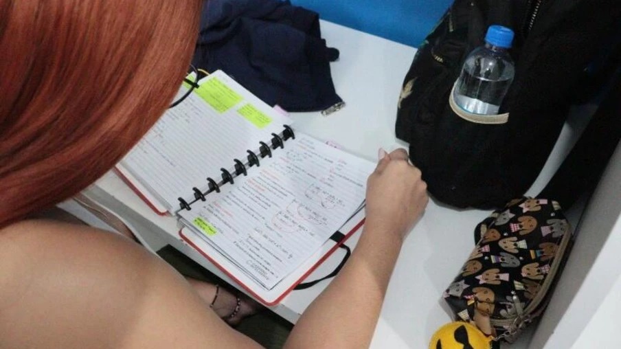 Estudantes do ensino médio terão poupança para permanecer na escola Estudantes do ensino médio terão poupança para permanecer na escola