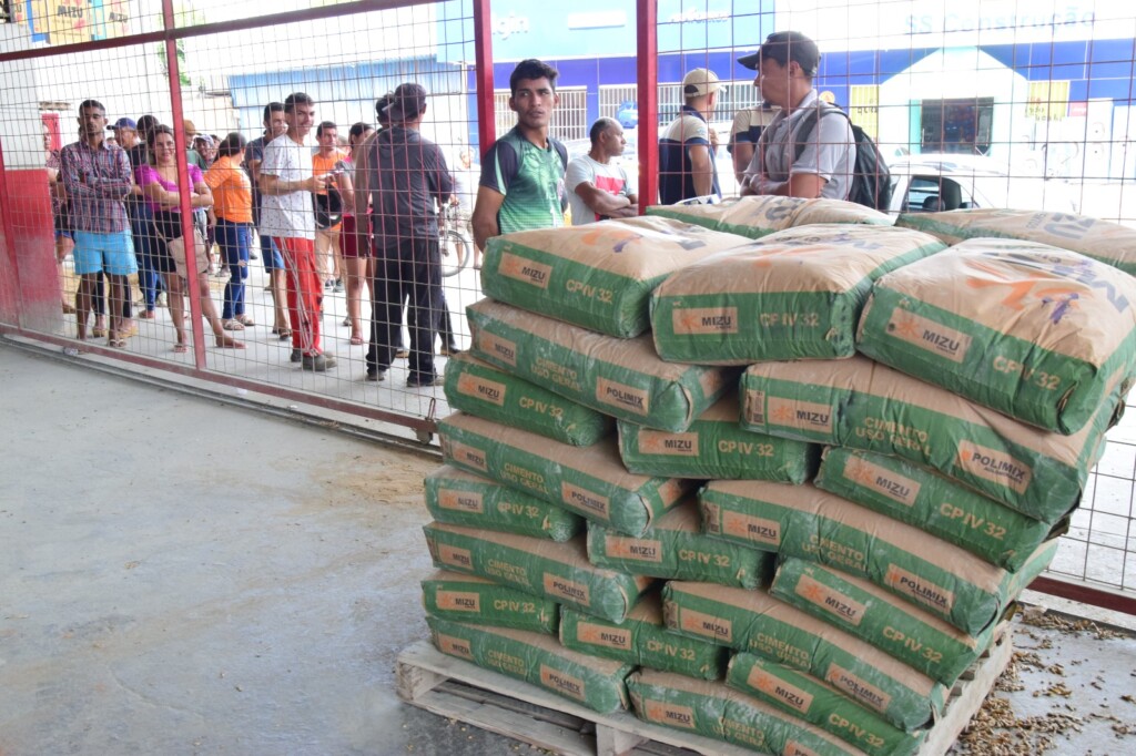 Clientes fazem fila desde às 7h da manhã em frente a uma loja de materiais de construção (Foto: Nilzete Franco/FolhaBV) Clientes fazem fila desde às 7h da manhã em frente a uma loja de materiais de construção (Foto: Nilzete Franco/FolhaBV)