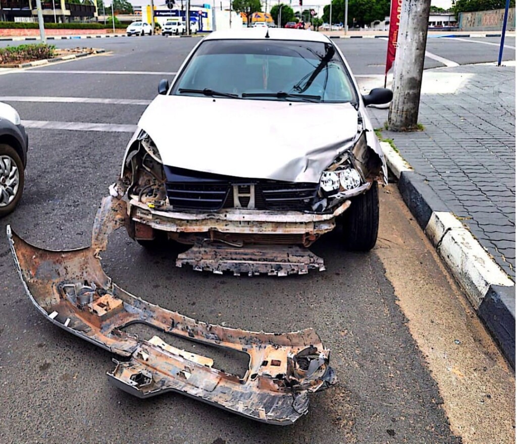 O Clio ficou com a frente danificada (Foto: Divulgação) 