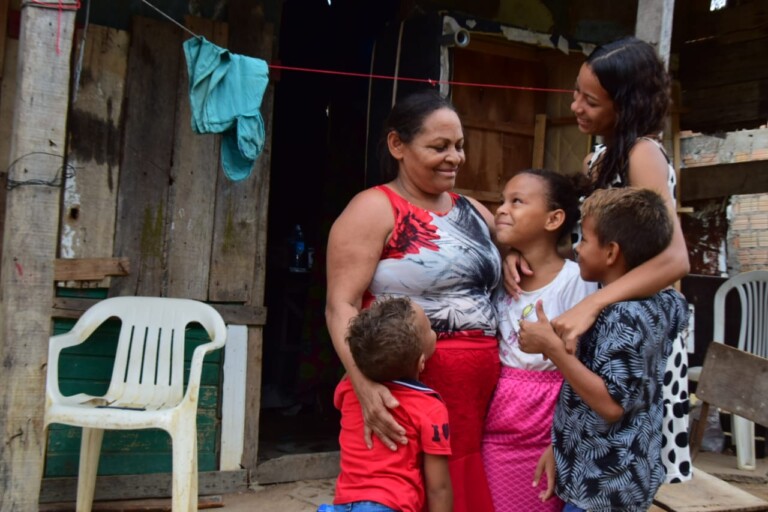 Edna terá que cuidar dos quatro netos, após a morte da nora (Foto: Nilzete Franco/FolhaBV) 