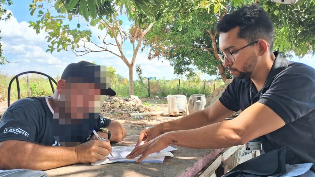 Momento em que suspeito é autuado pelo coordenador de fiscalização do Creci-RR, Ricardo Vinícius (Foto: Divulgação)