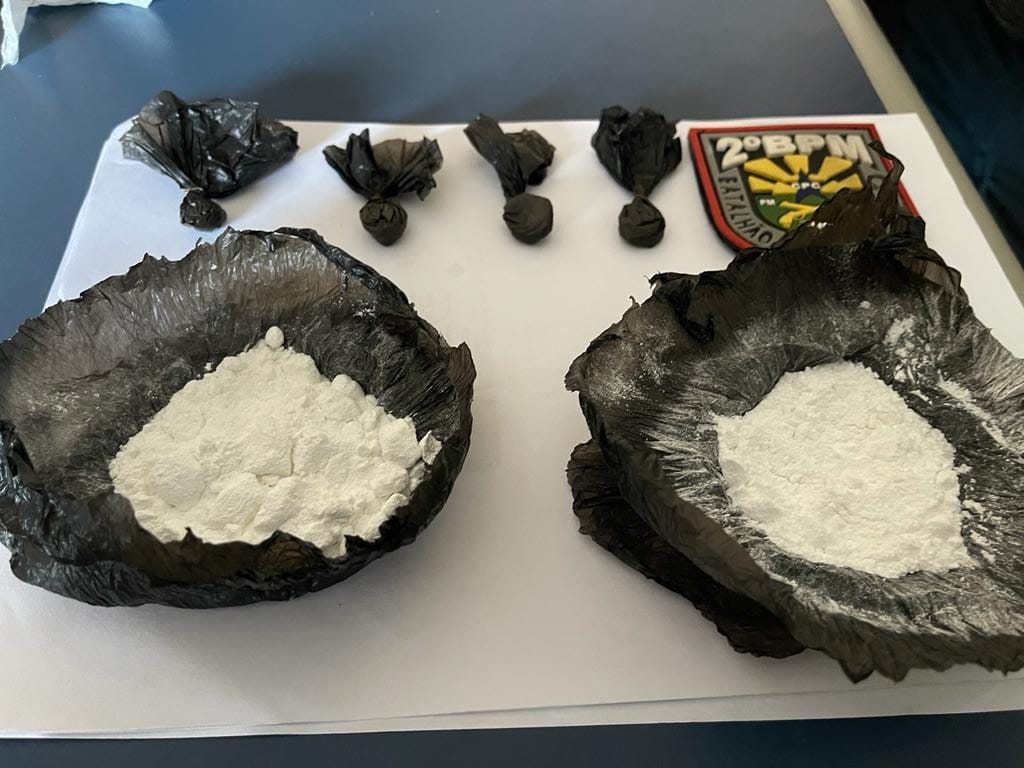 Cocaína apreendida com o infrator (Foto: Divulgação) Cocaína apreendida com o infrator (Foto: Divulgação)