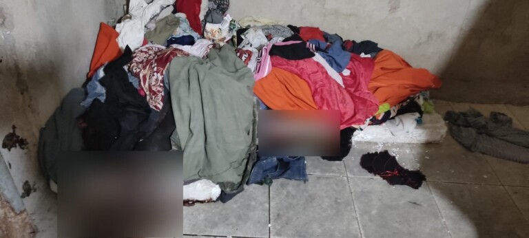 Vítima foi encontrada coberta com peças de roupas (Foto: Divulgação) 