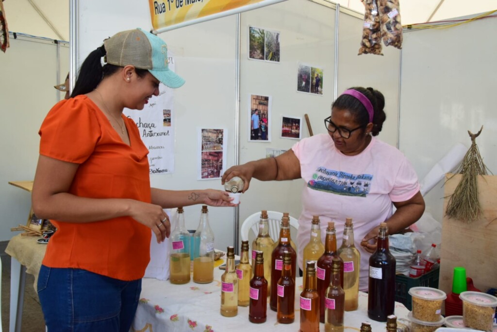 Dona da Biroska Bakana, Eunides faz licor e cachaça há 19 anos. (Foto: Nilzete Franco/FolhaBV) Dona da Biroska Bakana, Eunides faz licor e cachaça há 19 anos. (Foto: Nilzete Franco/FolhaBV)
