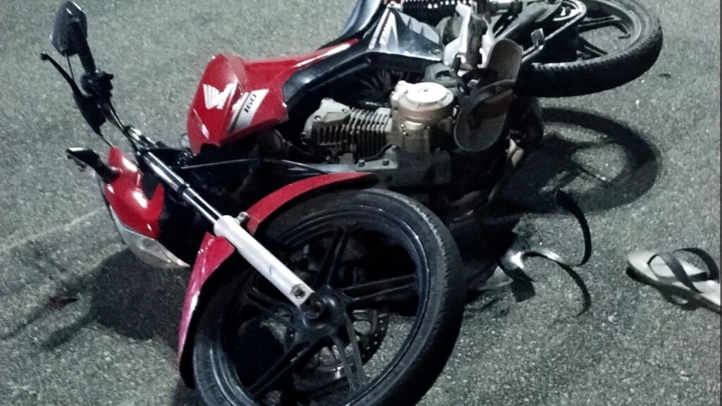 Motocicleta estava caída após acidente (Foto: Divulgação/PMRR)