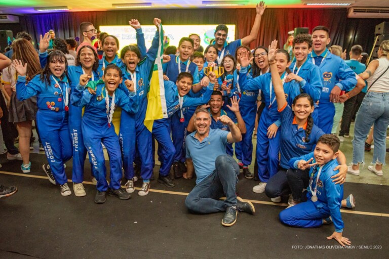 O grupo formado por 16 alunos do Centro de Ciência, Tecnologia e Inovação participou pela primeira vez da competição de robótica (Foto: Jonathas Oliveira/PMBV) 
