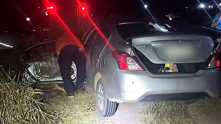 Carro onde estavam mãe e filho ficou destruído após o acidente (Foto: Divulgação/PMRR)