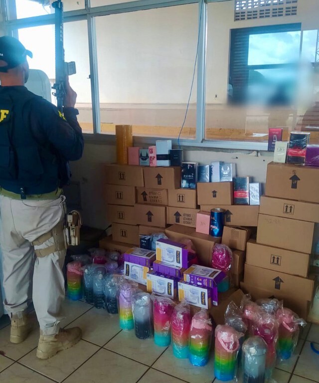 Os produtos e os envolvidos foram conduzidos à Receita Federal em Bonfim (Foto: PRF)