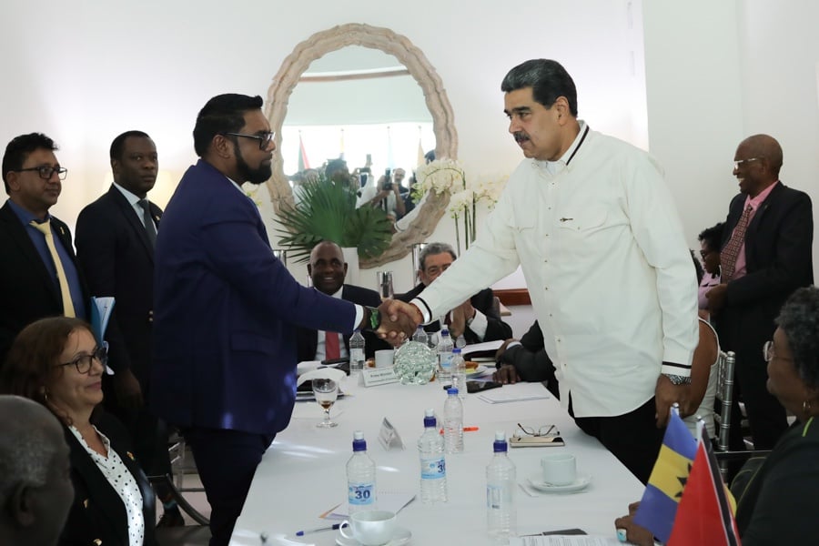 Irfaan Ali, presidente da Guiana, e Nicolás Maduro, presidente da Venezuela, se cumprimentam após reunião em dezembro de 2023 (Foto: reprodução/X/@PresidencialVen)