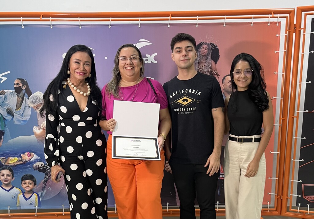 Receberam o agradecimento: Shirley Rodrigues, colunista; Dina Vieira, editora-chefe, José Magno e Adriele Lima, repórteres. (Foto: FolhaBV) Receberam o agradecimento: Shirley Rodrigues, colunista; Dina Vieira, editora-chefe, José Magno e Adriele Lima, repórteres. (Foto: FolhaBV)