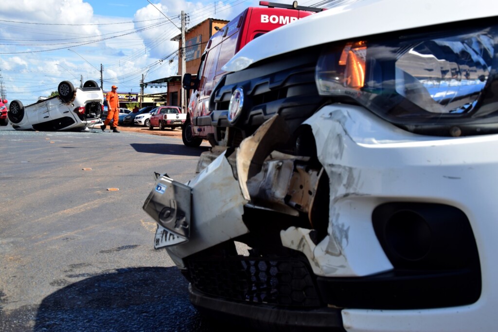 Acidente aconteceu entre dois carros de aplicativo (Foto: Nilzete Franco/FolhaBV) Acidente aconteceu entre dois carros de aplicativo (Foto: Nilzete Franco/FolhaBV)