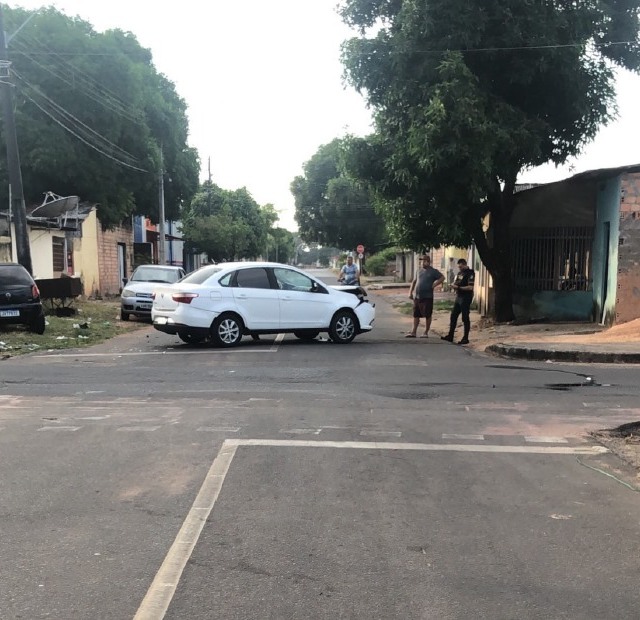 O condutor também foi encaminhado ao Pronto Socorro após dores no corpo e escoriações. (Foto: reprodução)