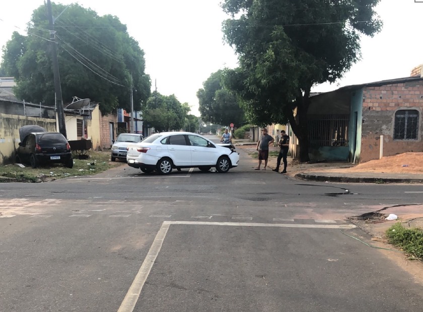 O condutor também foi encaminhado ao Pronto Socorro após dores no corpo e escoriações. (Foto: reprodução) O condutor também foi encaminhado ao Pronto Socorro após dores no corpo e escoriações. (Foto: reprodução)