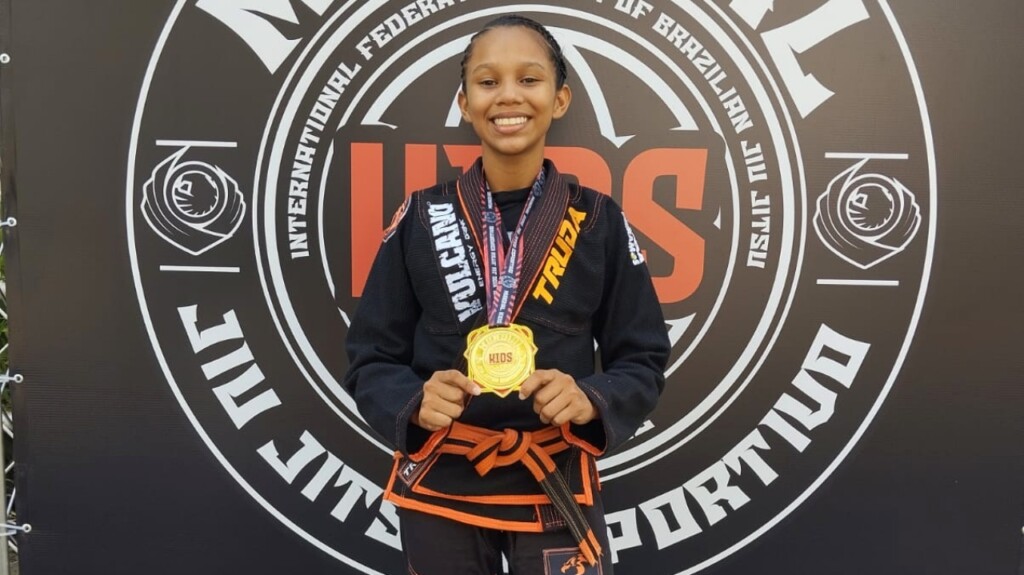 Alice Danielly exibe medalha de ouro conquistada em São Paulo (Foto: Arquivo pessoal) Alice Danielly exibe medalha de ouro conquistada em São Paulo (Foto: Arquivo pessoal)