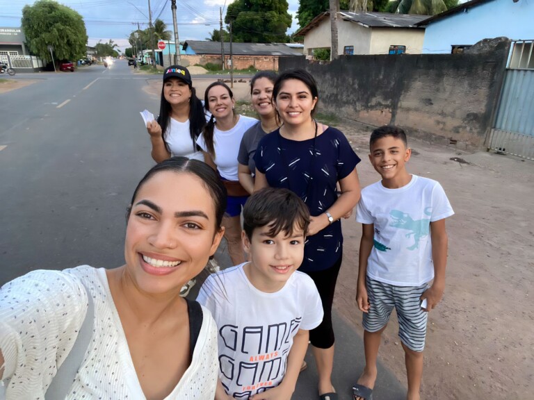 Equipe da ação realizou convites pelo bairro (Foto: Arquivo pessoal)