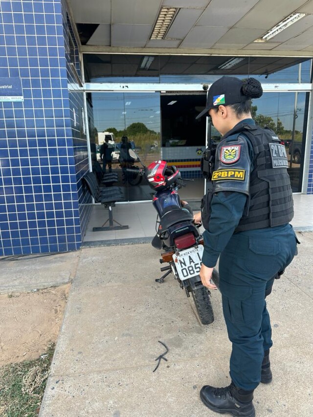 O suspeito tentou despistar a guarnição urinando em via pública. (Foto: Divulgação)