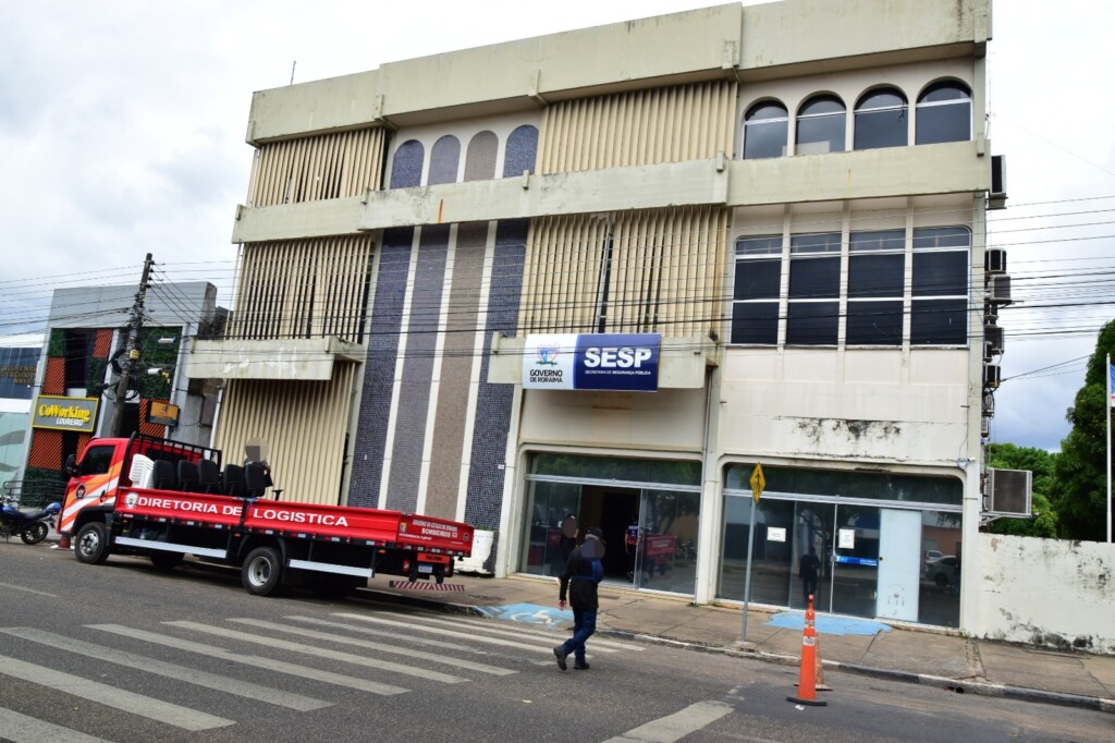 Caminhão de logística do Corpo de Bombeiros em frente à sede da Secretaria Estadual de Segurança Pública de Roraima (Foto: Nilzete Franco/FolhaBV