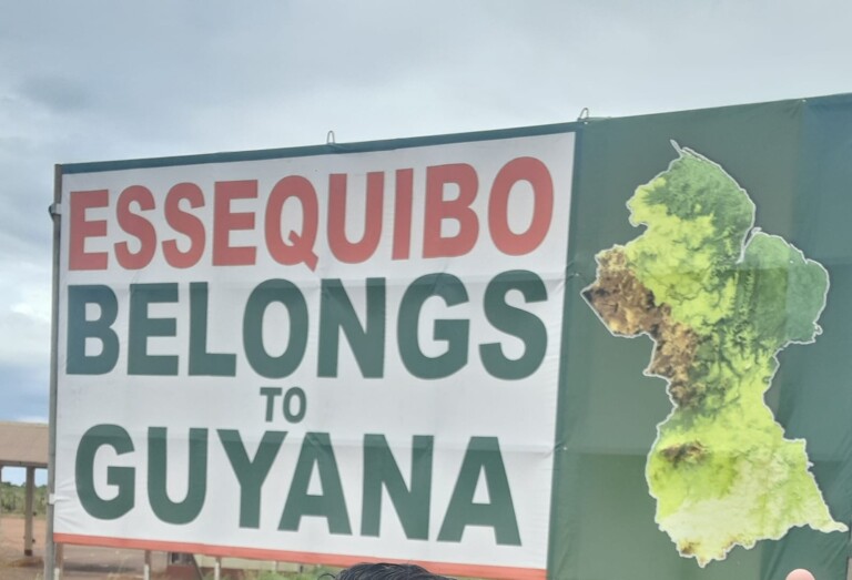 Placa após a ponte da fronteira entre Brasil e Guiana expressa: "Essequibo pertence à Guiana" (Foto: Divulgação)