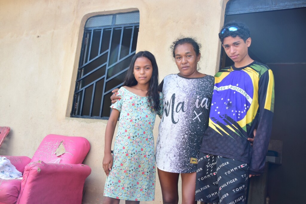 A famÃlia vive com R$ 600 do bolsa famÃlia, ajuda de uma amiga e venda de trufas. (Foto Nilzete Franco/FolhaBV) A famÃlia vive com R$ 600 do bolsa famÃlia, ajuda de uma amiga e venda de trufas. (Foto Nilzete Franco/FolhaBV)