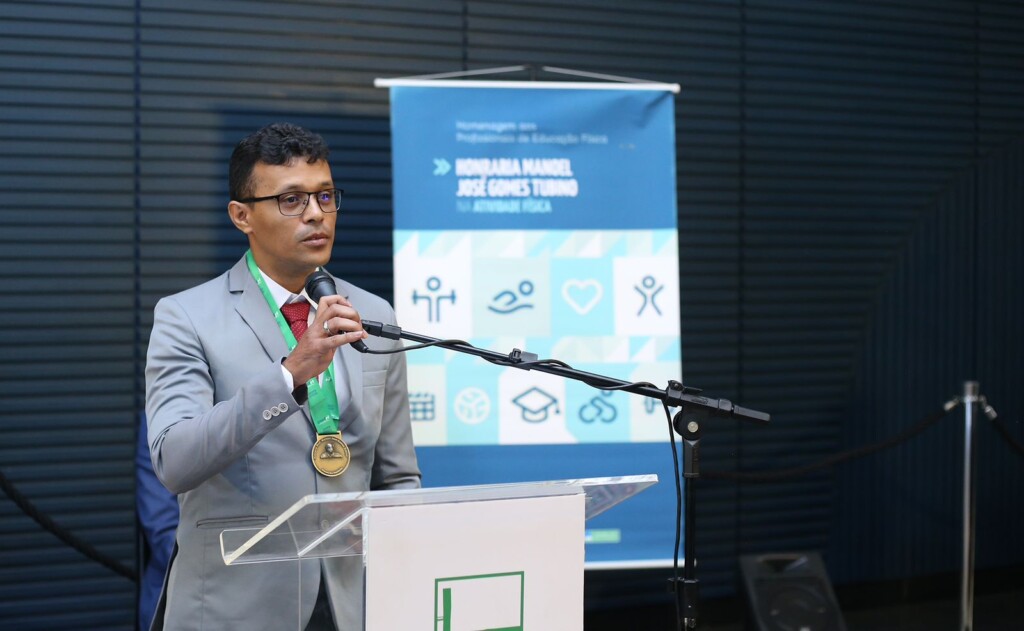 Reny Adonay, ao receber a homenagem Reny Adonay, ao receber a homenagem