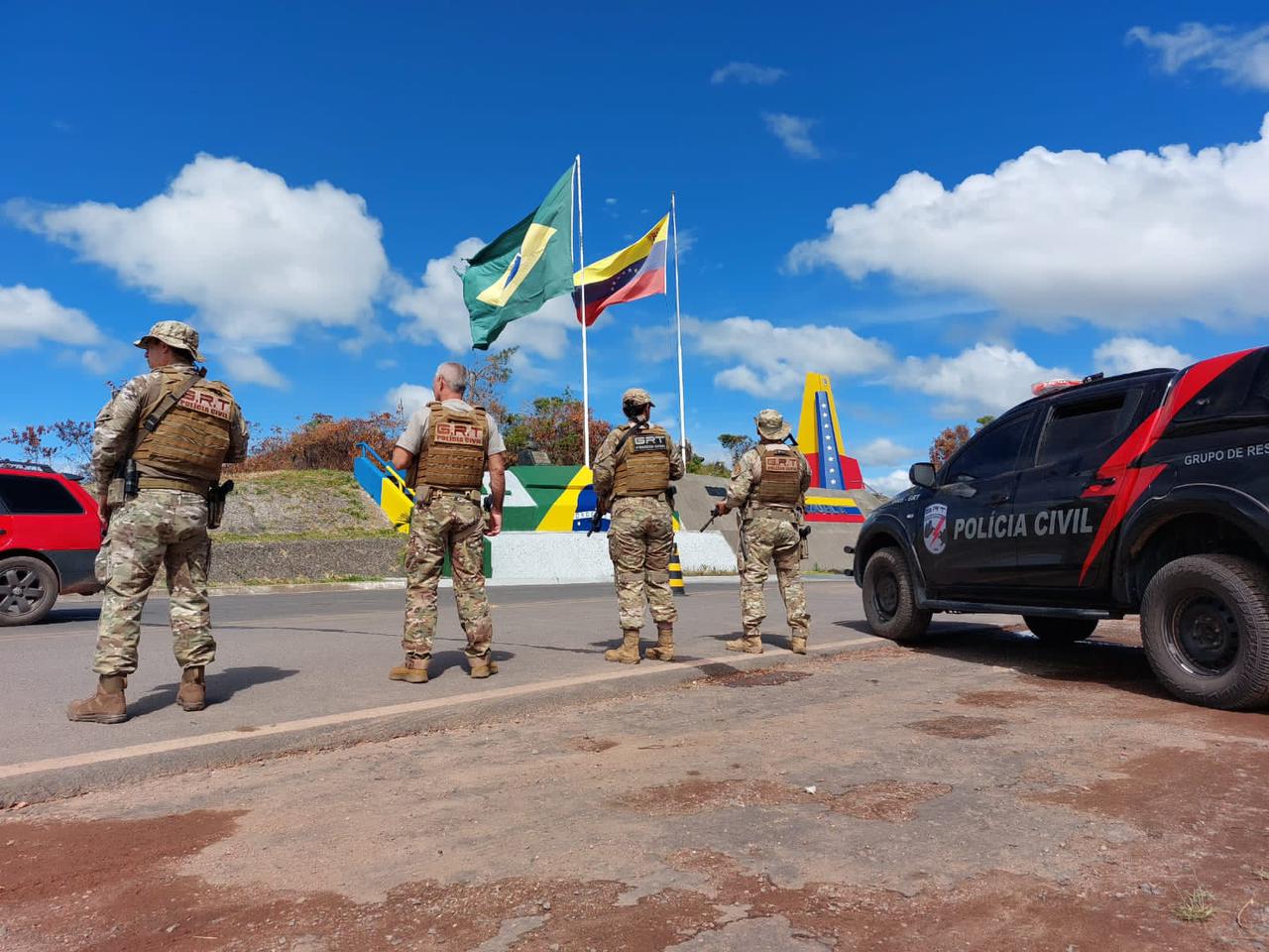  Os agentes, inseridos na Operação Paz, estavam monitorando a entrada  de veículos no País, em um posto montado próximo ao marco das bandeiras.

(Foto: Divulgação)